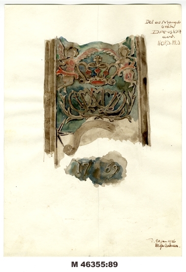 Akvarell på papper.
Närbild av snidad och bemålad mangelbräda med 
årtalet "1769".