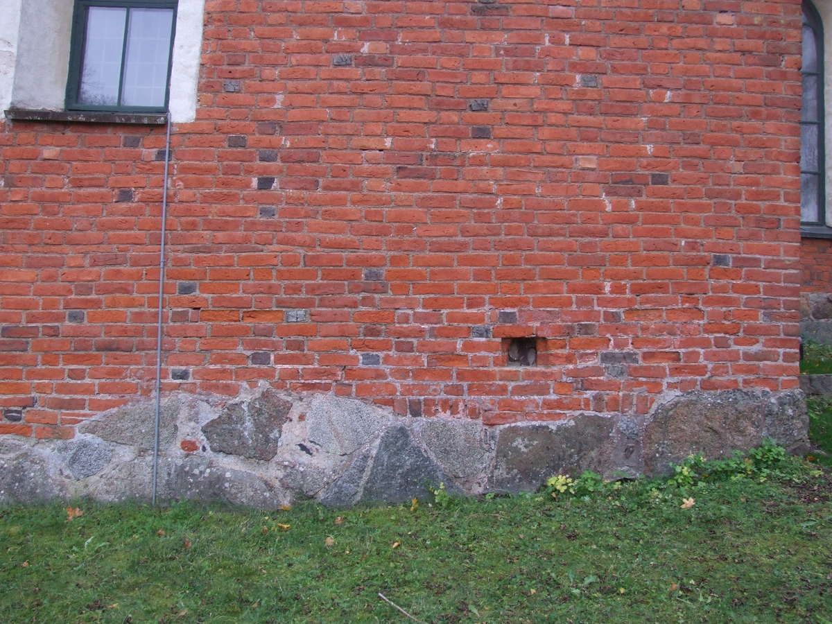 Arkeologisk schaktningsövervakning, murverk sakristians norra fasad, Danmarks kyrka, Danmarks socken, Uppland 2014