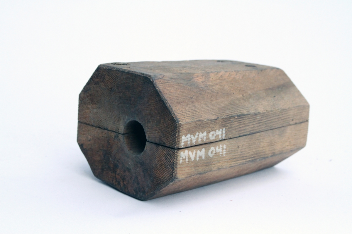 Tremodell av form for Skibladners dampmaskin fra 1888, for støping av maskindel i støpejern. Fra Akers Mekaniske Verksted.
Forma er til støping av en del som kobler tre rør eller stenger sammen.