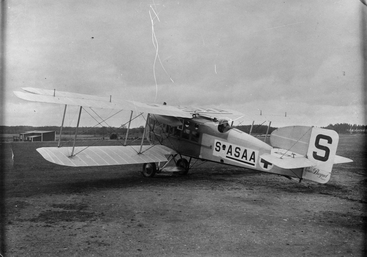 Civilt ambulansflygplan Bréguet XIV med märkning S-ASAA står på Malmens flygfält. Förare Ferdinand Cornelius på plats i förarsitsen.