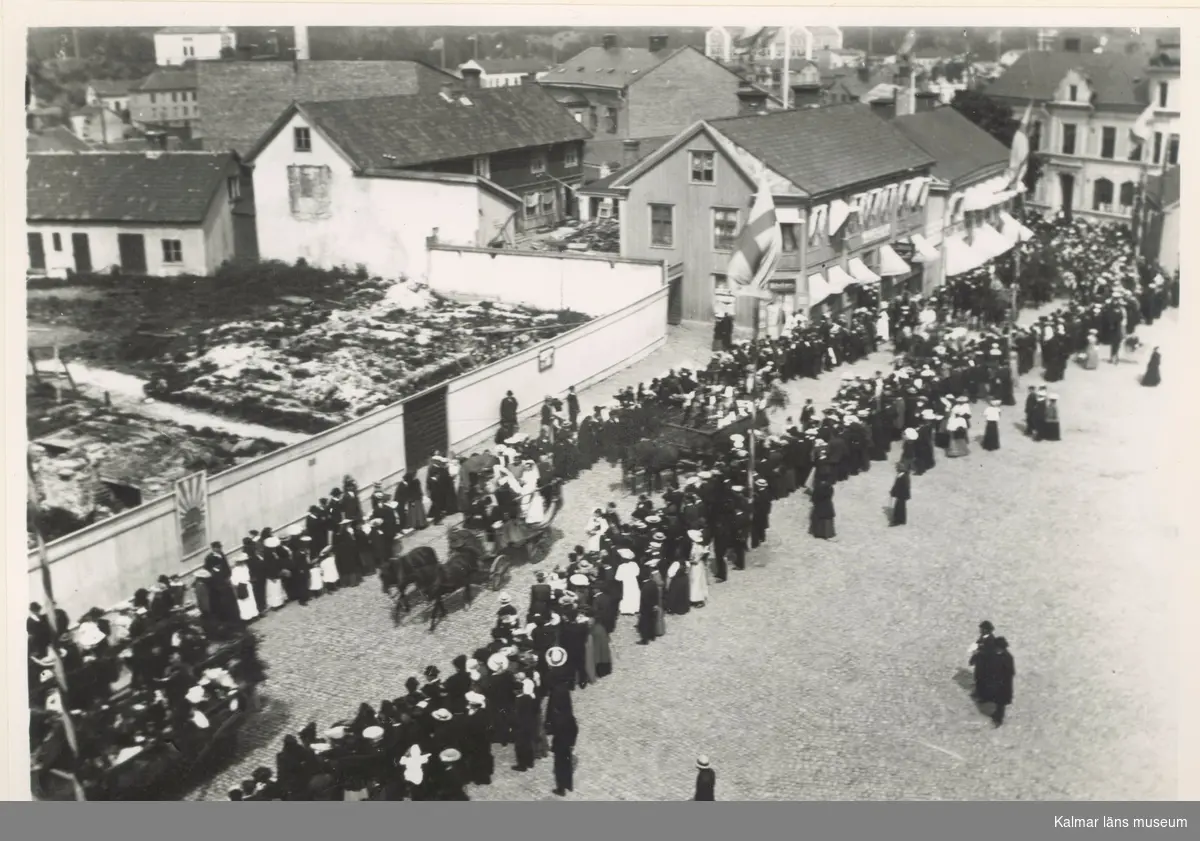 1905 firades Barnens dag vid salutorget i Oskarshamn. Som synes lockade evenemanget en stor skara människor.