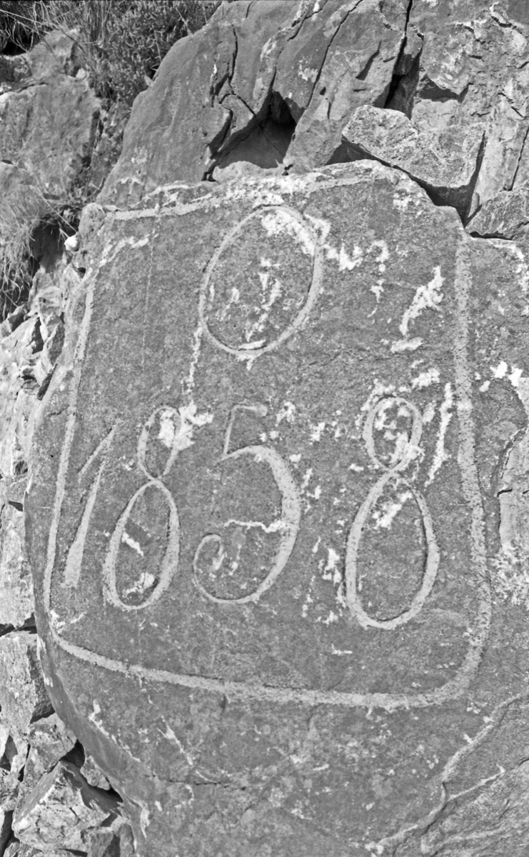 Årstallet 1858 hugget inn i en steinblokk ved Gåsavatnet i Skåredalen.