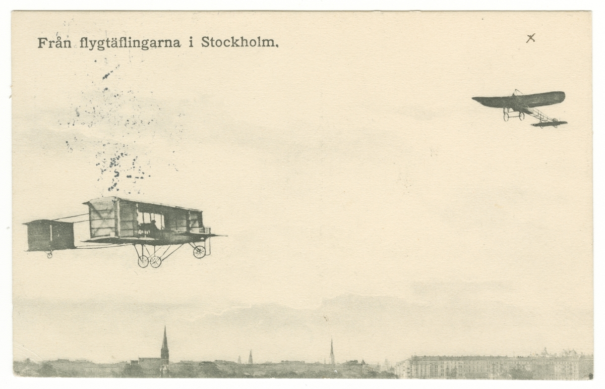 Vykort med fotomotiv från flygveckan i Stockholm i september-oktober 1910. Två flygplan i luften över Stockholm. Danske Robert Svendsen flyger till vänster i flygplan Gräshoppan och svenske Carl Cederström flyger till höger i sitt flygplan "Bil-Bol", av typen Blériot XI.