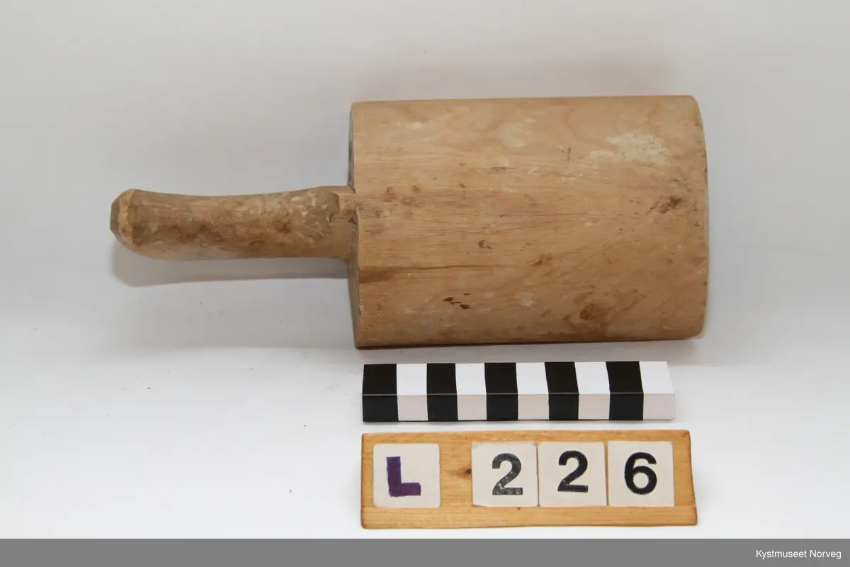 Treskuffen er utformet av et helt trestykke. Rektangulær og avrundet.