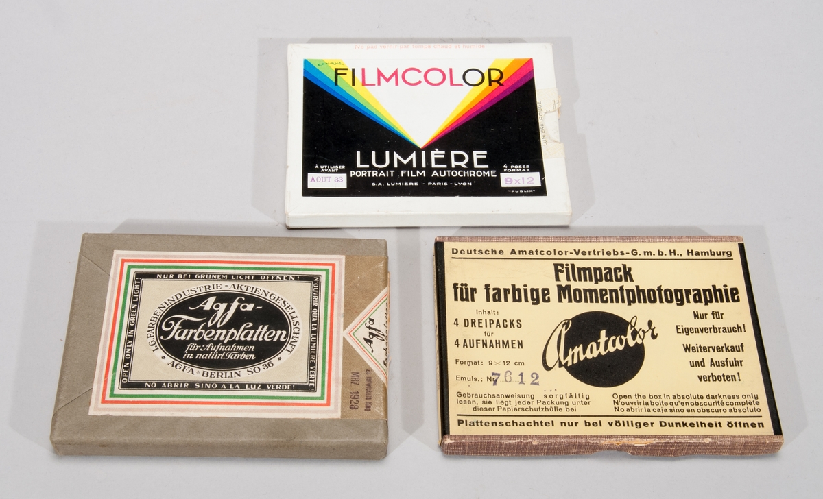 Tre förpackningar fotografisk färgfilm, format 9x12 cm.
- Filmcolor, Lumière autochrome. (1933)
- Amatcolor, Deutsche Amatcolor-Vertriebs GmbH, Hamburg (1938) oöppnad
- Agfa Farbenplatten, I.G. Farbenindustrie-Aktiengesellschaft (1928) oöppnad.