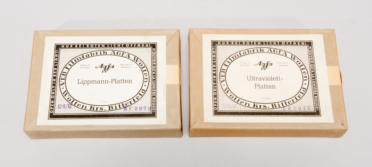 Glasplåt i format 9x12, förpackning om 12 st. Två obrutna förpackningar varav en "Lippmann-platten" och en "Ultraviolett-platten".