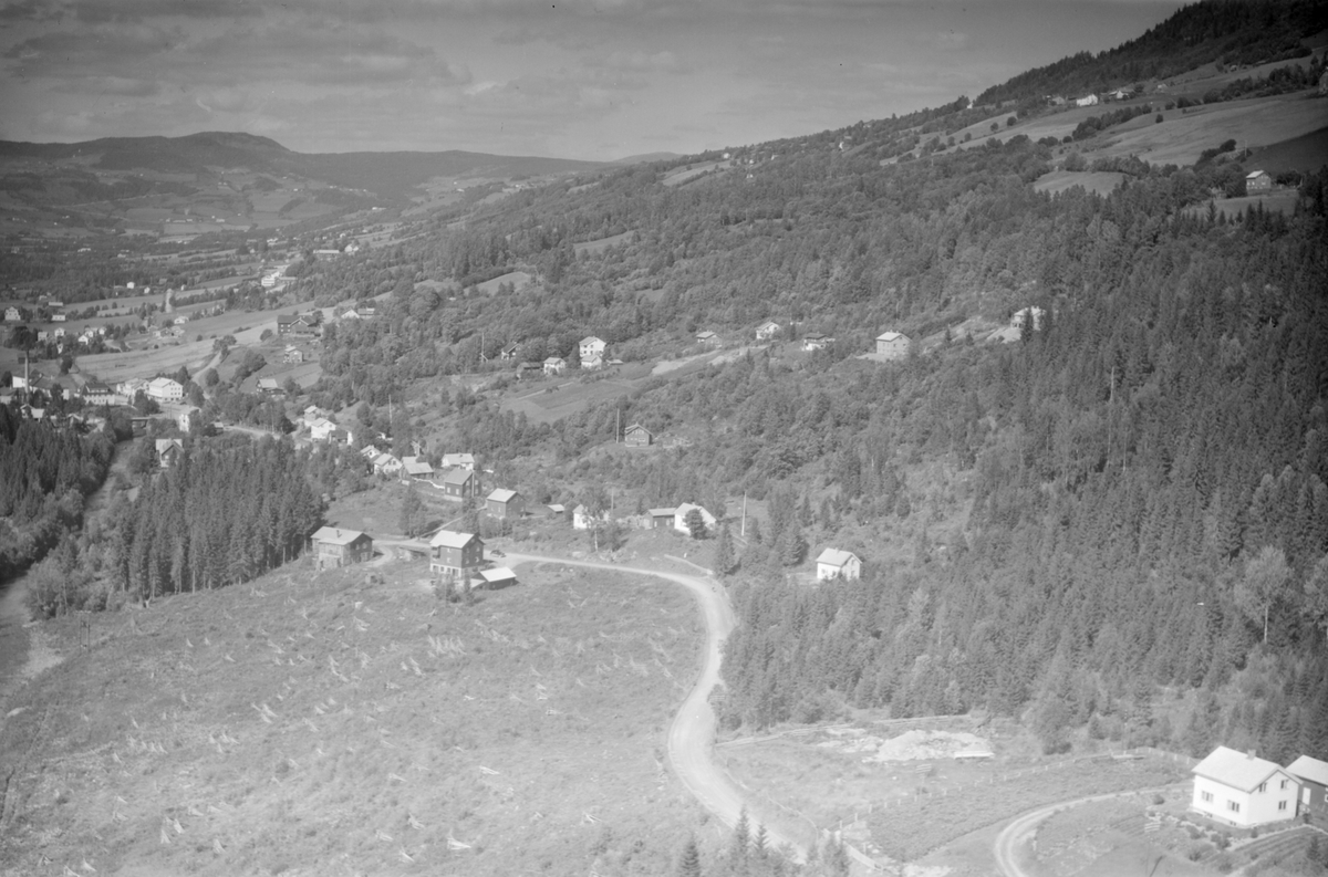 Segalstad, Gausdal, 1958, oversiktsbilde, gårder, bolighus, dal, jordbruk, blandingsskog