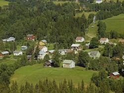 Sørsveen. Grønt hus t.h. i bildet. Tett småhusbebyggelse. Sk