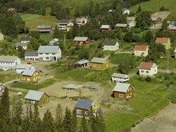 Follebu hotell. Hvit bygning i vinkel, øverst t.v. i bildet 