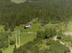 Kvernbakken. Småbruk i skogkanten. Lita stue, fjøs og låve. 