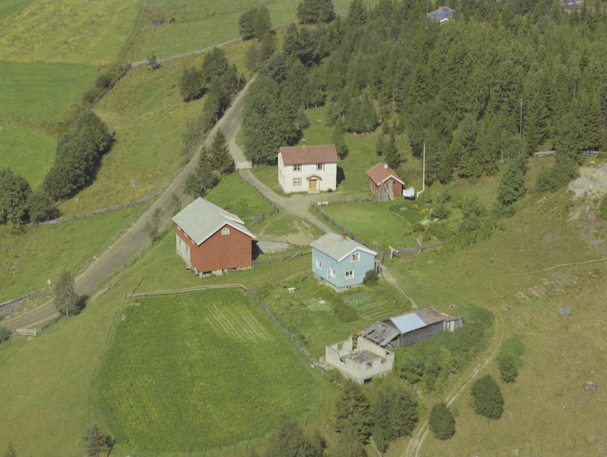 Brubakken, gårdsbruk, lyse blått hus, påbegynt uthus, Forset, Vestre Gausdal