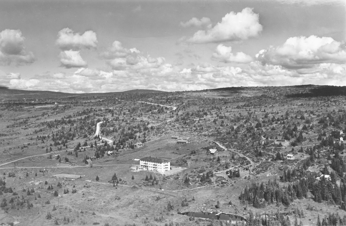 Nevra Høifjellshotell, Nordseter, Lillehammer, 18.08.1951, vann, hytter, seterhus, vei