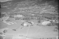 Holen og Holsbakken gård, Tretten (?), Øyer, 1953 i forgrunn