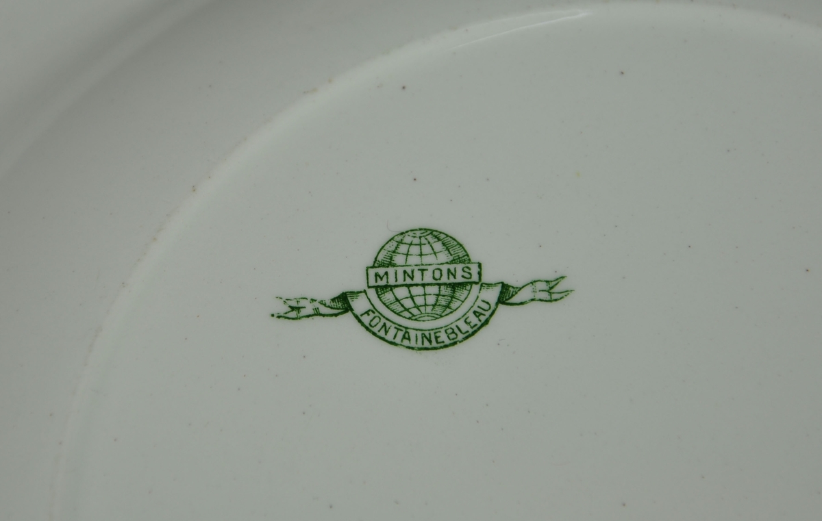 Rund og dyp suppetallerken av keramikk, steingods, med grønn bord. Borden består av eikekrans og guirlandere. Mønsteret heter Fontainebleau.