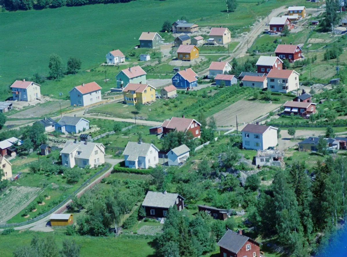 Flyfoto, Lillehammer, Søre Ål. Haugehaugvegen går i sving fra venstre og oppover. Grønst hus på venstre side er hagehaugvegen nr 12, det oransje nr 16. Dyrket mark ytterst til venstre.