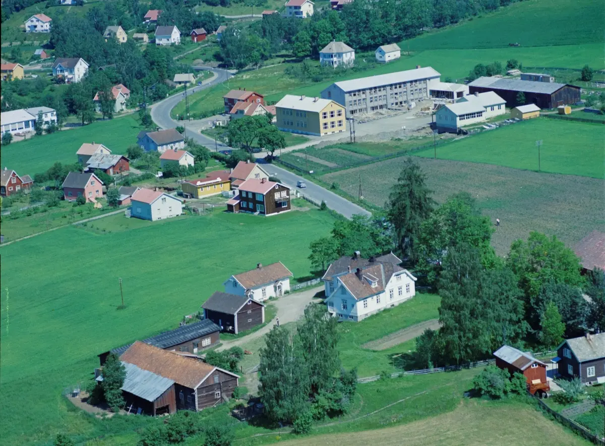 Flyfoto, Lillehammer, Søre Ål. I forgrunnen ligger Søre HAge Gård (prestebolig for Mesna Sogn i eldre dager). Gården består av to hvite våningshus, en eldre driftsbygning med tilbygg og to brune, større uthus.  Den største ovedbygningen ble revet og gjenreist på Maihaugen. Opp for denne gården ligger et brunt hus intil vegen. Det eies av kjøpmann Nordahl og drives som butikk. Det brune huset nord for gården I bakgrunnen Åretta skole, nå Åretta Ungdomsskole.