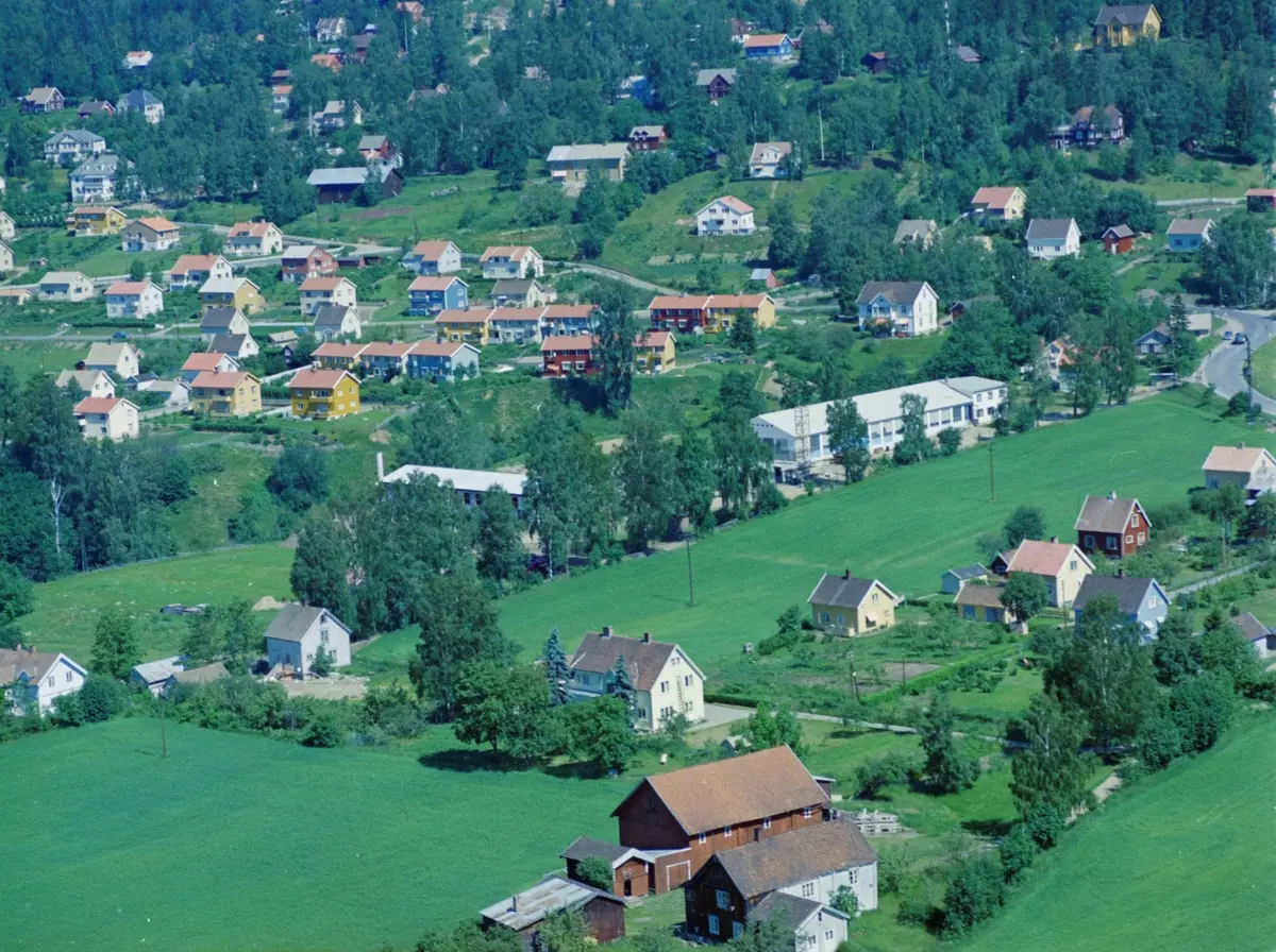 Flyfoto, Lillehammer, Søre Ål.  Helt i forgrunnen Hage gård som ikke eksisterer lenger. Den hvite lange bygningen var i 1999 Atlas Industri, og nesten gjemt tidligere Nor-Wind, begge i Hagevegen