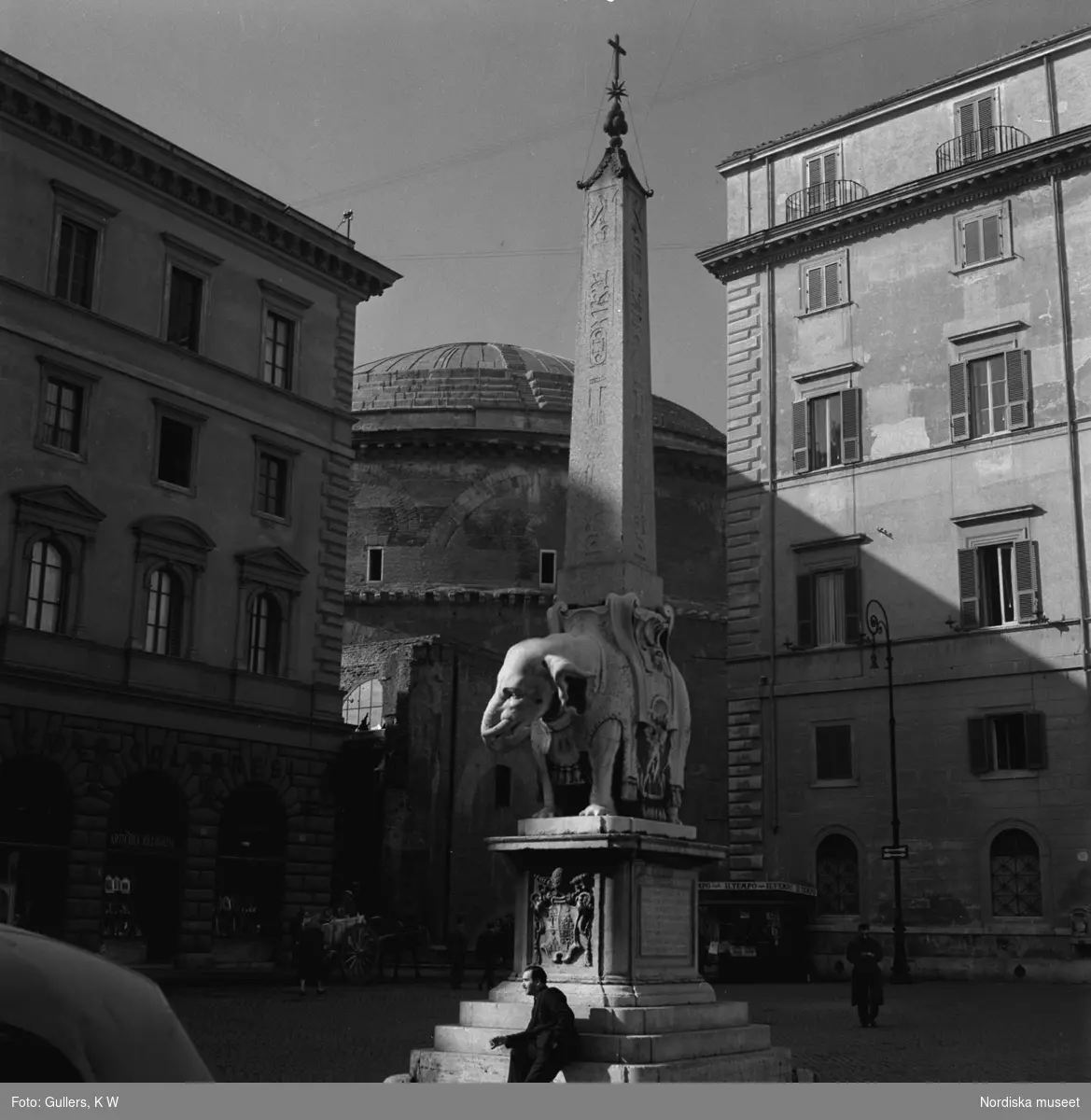 Med sitt ena öga det onda sneglar Berninis elefant mot Pantheons nakna fasad.