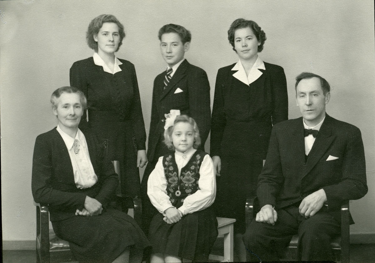 Familieportrett av Harald Øyhus med kone og barn.