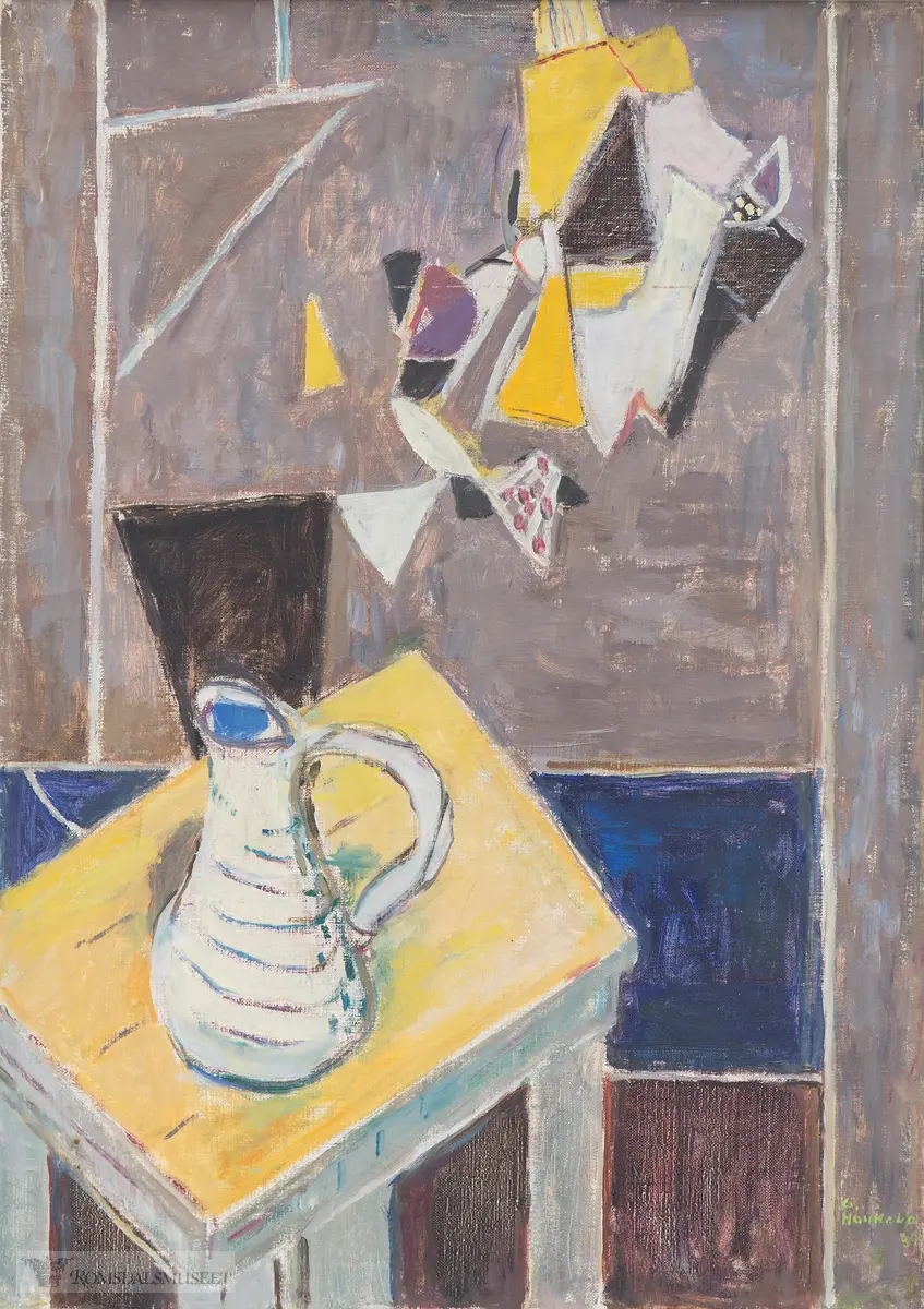 En keramikk kanne er plassert på et gult bord med grå kanter og ben. Bakgrunnen er nærmest kubistisk og abstrakt.