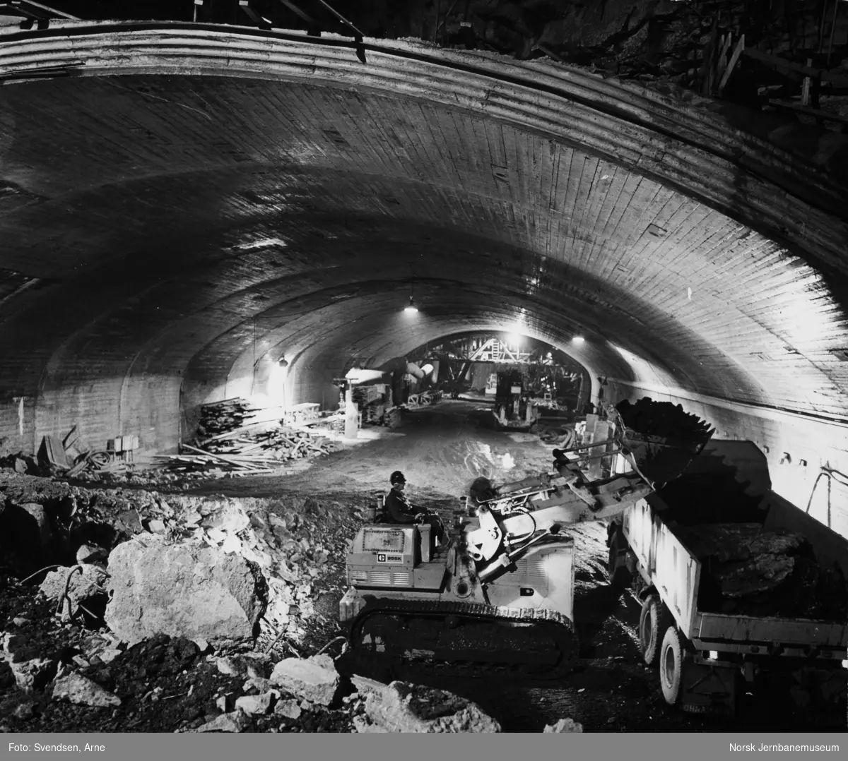 Oslotunnelen : Nationaltheatret stasjonshall før bunnen er utsprengt med forskalingsformer i bakgrunnen