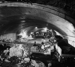 Oslotunnelen : Nationaltheatret stasjonshall før bunnen er u