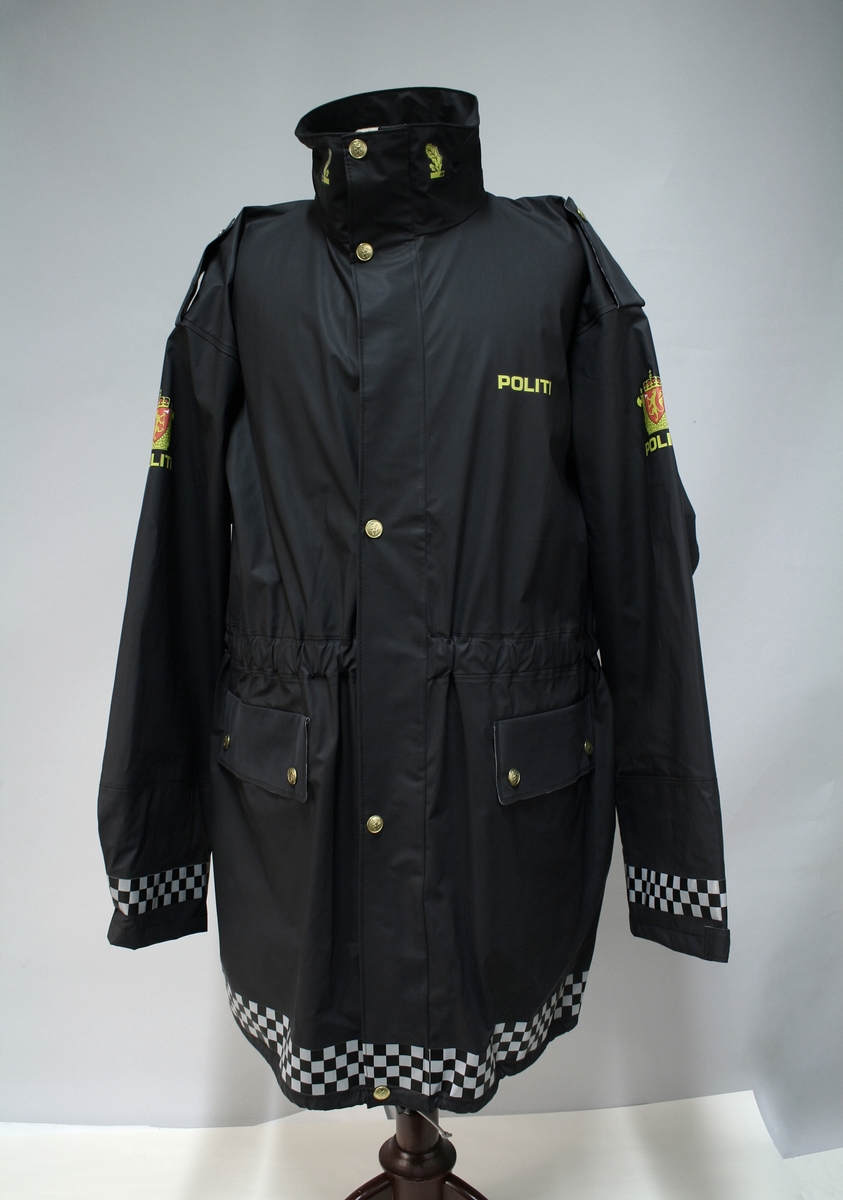 Regnjakke, politiuniform, Modell 1995, ubrukt

Medfølgende merknad: MC dress skal ha kryssbandolær og refleks i livet (rundt hele)
