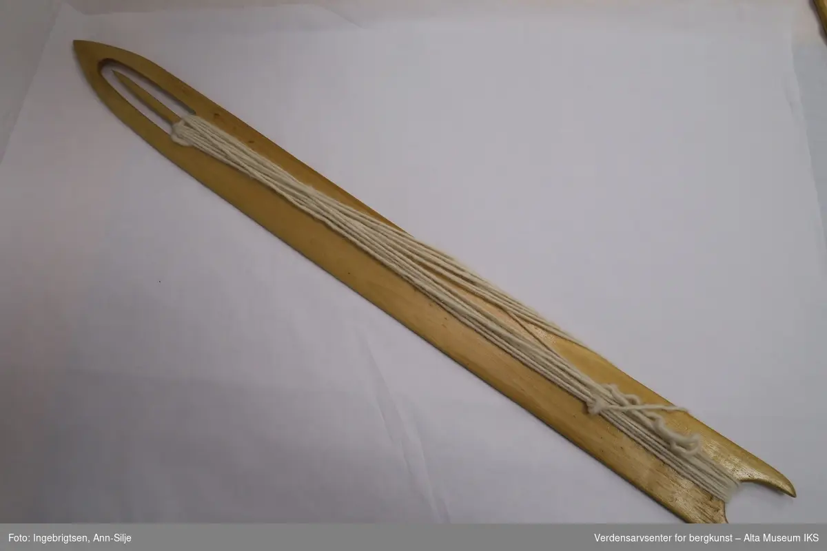 Form: Garnnåltype (Stor) med garntråd surret rundt nålen.