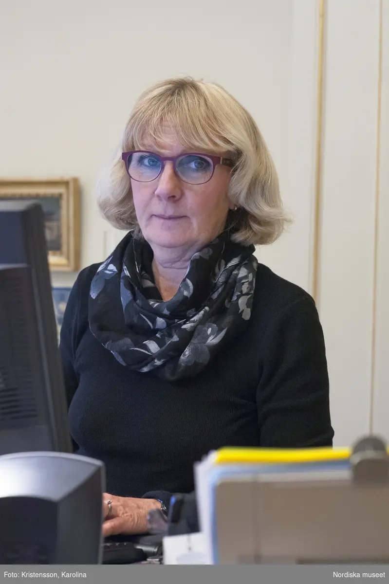Porträtt Karin Englund på sitt tjänsterum, ekonomidirektör