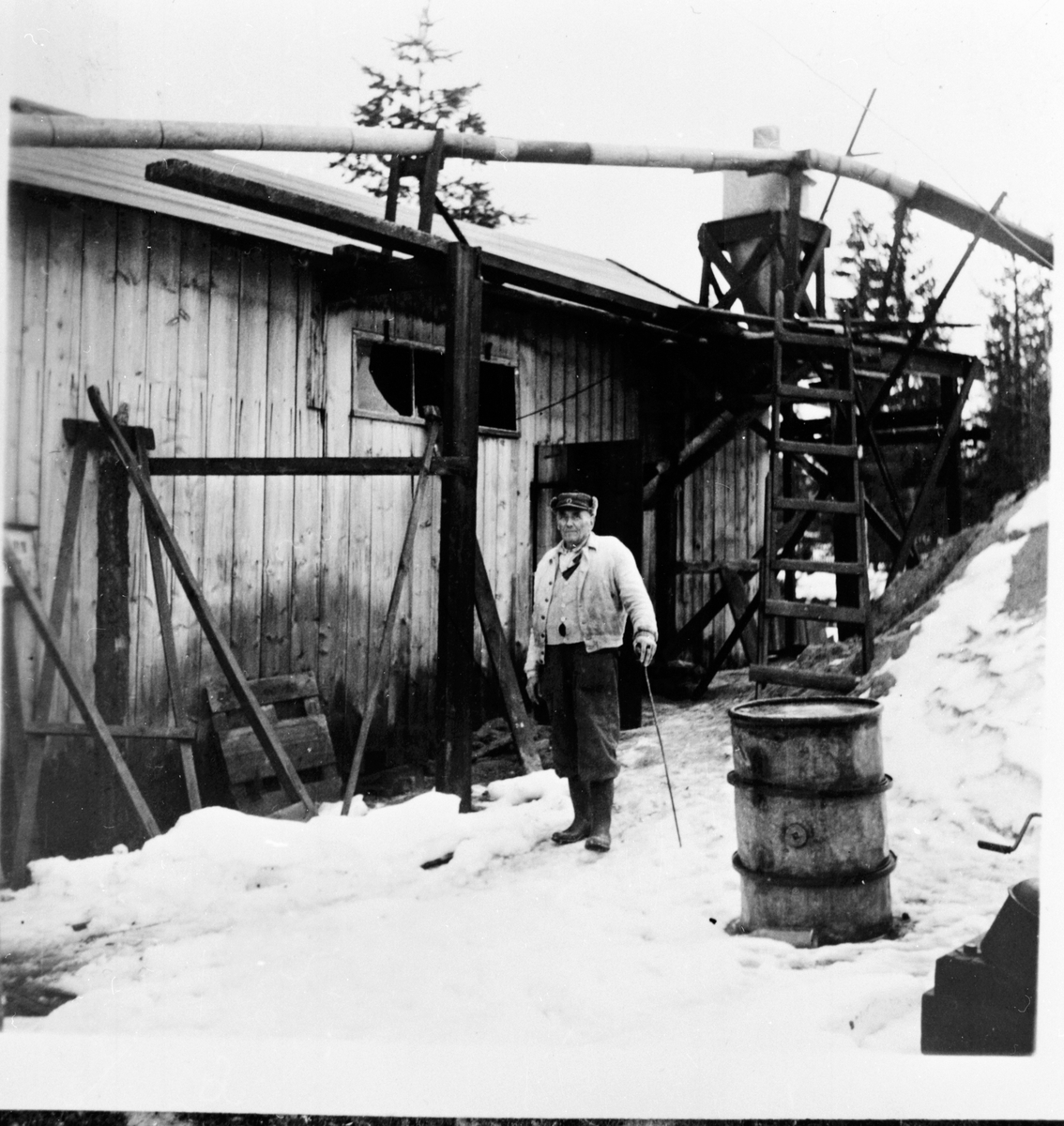 1943 satte Olof Isakssaon uppe en klingsåg vid Fågelsjö järnvägsstation. Isaksson syns här utanför sågen, som han drev till sin död 1957. Olof Isaksson var född 1885.