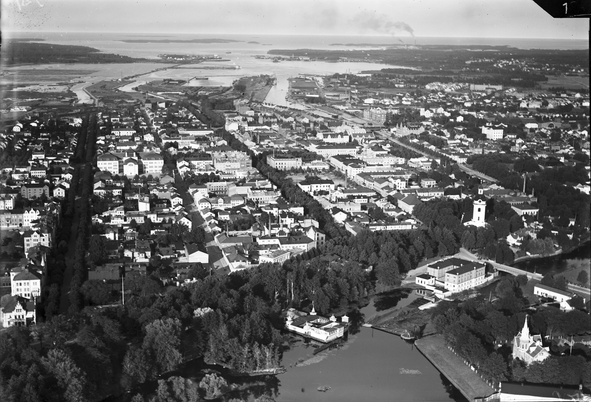 En vy över Gävle centrum mot hamnen, Gästrikland