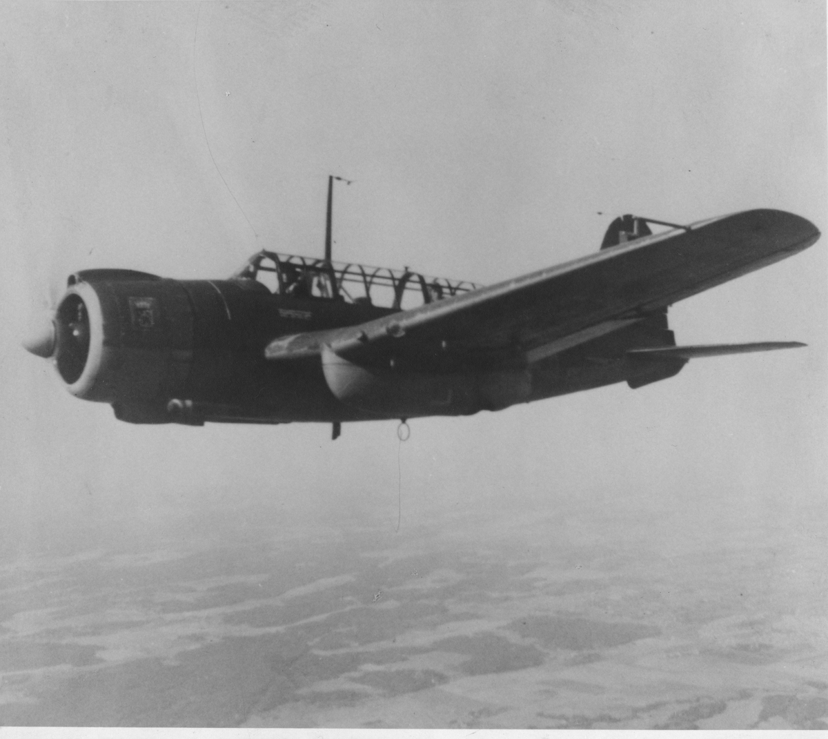 Flygplan Saab B 17 i luften. Vy från sidan.