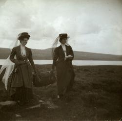 To kvinner i fjellterreng i Hallingdal.