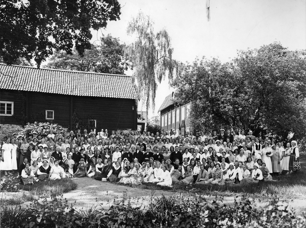 Möte vid Prostgården. Ca 200 pers.Kyrkoherde Gustafsson i mitten och Gerda Holmberg i Göingedräkt.