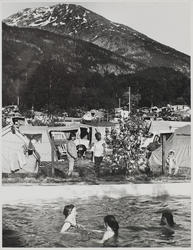 Jenter bader i basseng