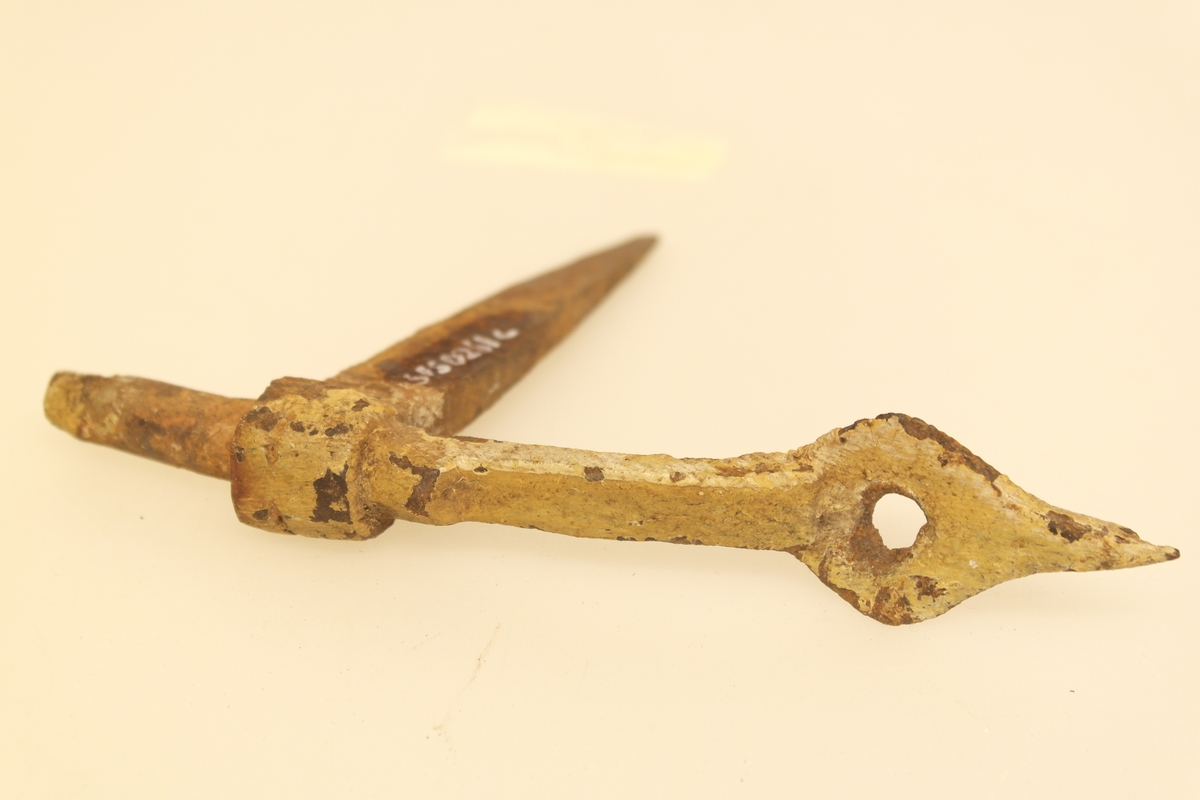 2 hengsler og 1 gjenge i smidd jern. Hjerteformet beslag på hengslene. Rundt beslag med 6 naglehull.
Ornament på gjengjernet.