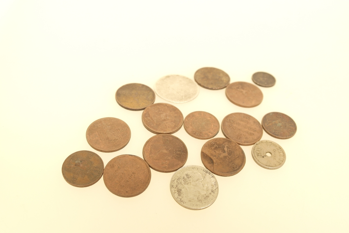 Bøsse med mynter og pengeseddel. Bøssa er i valset og loddet blikk. I lokket er det en spalte til å putte penger i. Blomstermønster på lokk og sider.
Bøssa inneholder én 2 kr-seddel fra 1940, samt 34 mynter, hvorav 7 er sølv.