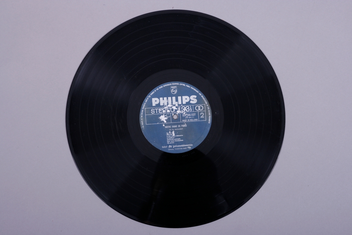 Grammofonplate i svart vinyl og en plast- og papirlomme. Plata ligger i en uoriginal papirlomme.