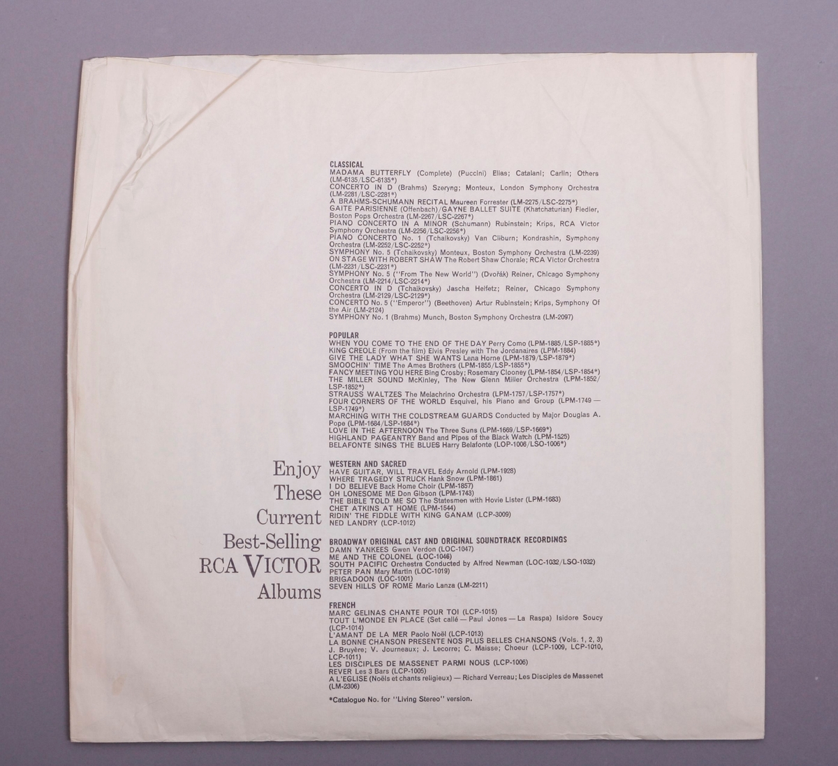 Grammofonplate i svart vinyl og plateomslag i papp. Plata ligger i en papirlomme.