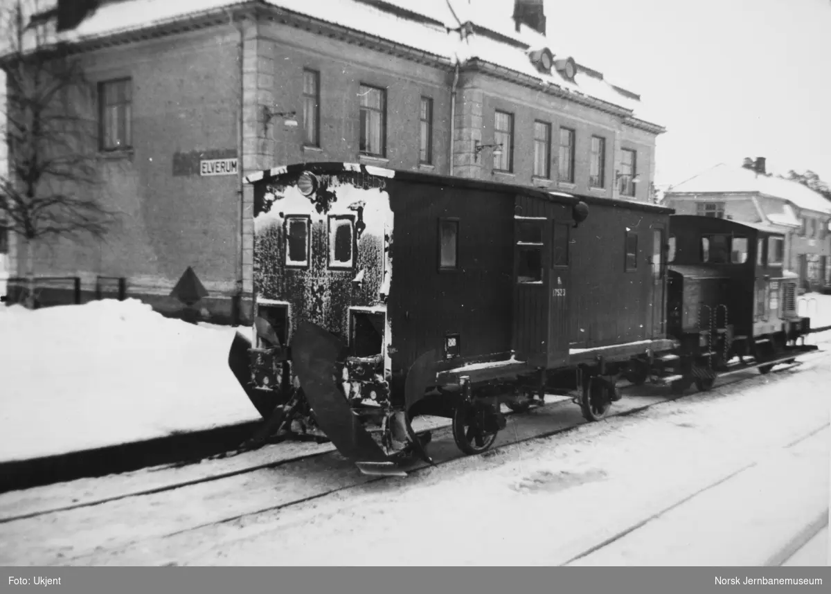 Arbeidstog med sporrenser i spor 1 på Elverum stasjon - sporrenser litra Rs nr 17523