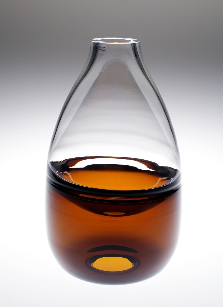 Vas "Septum".
Formgiven av Mattias Stenberg för Kosta Boda 2016.
Mörk nederdel och ofärgad ovandel.
Vasen är blåst i så kallad incalmo-teknik, vilket betyder att två olika delar blåses upp samtidigt och trycks ihop när glaset är i varmt tillstånd.