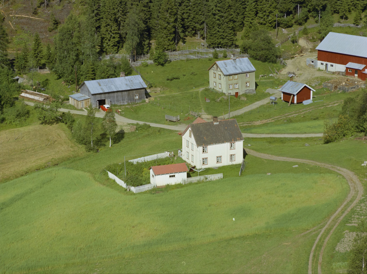 Vottestad eller Wottestad, Vingnes, rød bil med hvitt tak, kulturlandskap, bygninger, gårdsbruk, skog