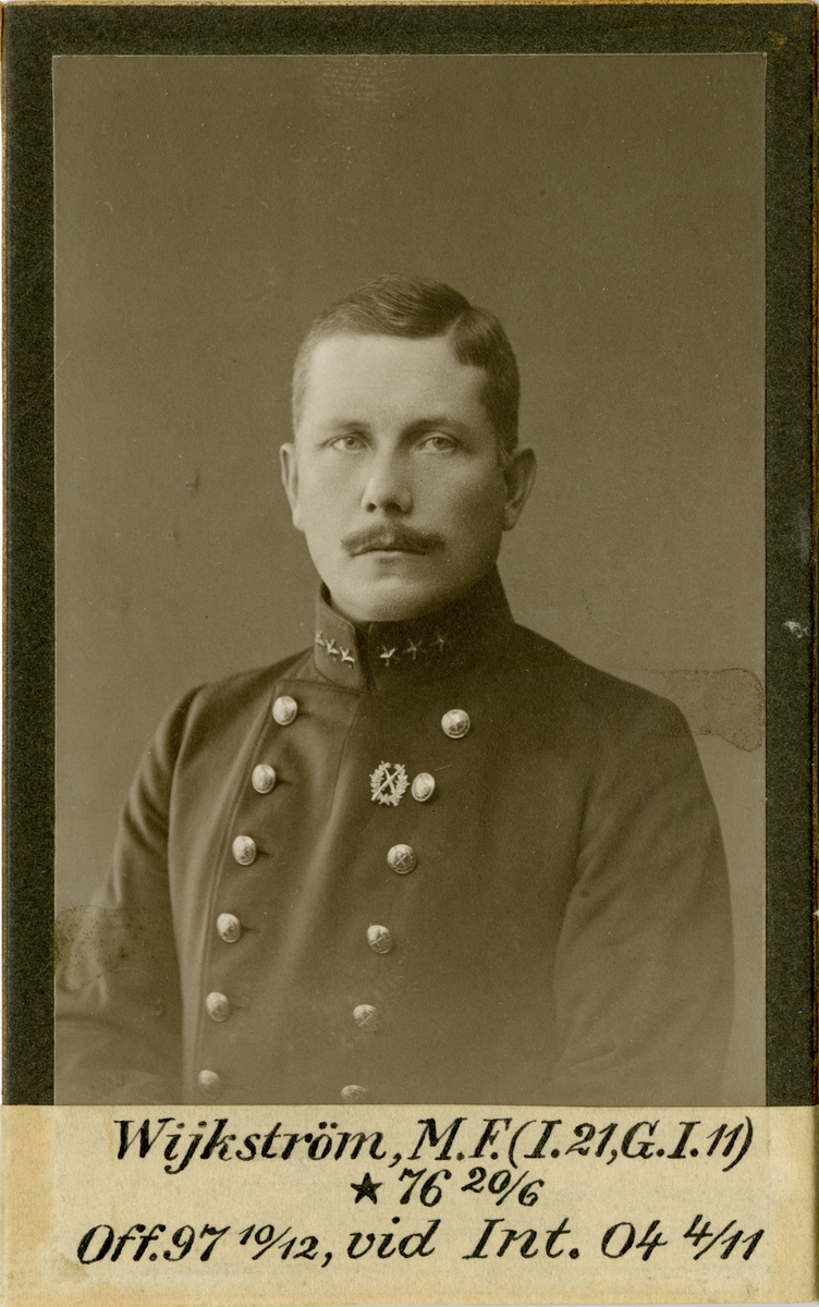 Porträtt av Martin Filip Wijkström, officer vid Kalmar regemente I 21 och Intendenturkåren.

Se även bild AMA.0000915.