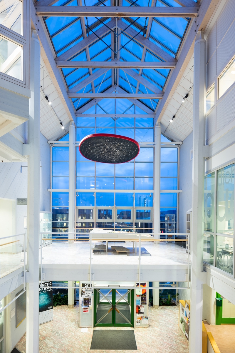 Kunstverket ligner på en ufo og viser stjernehimmelen over Tromsø.