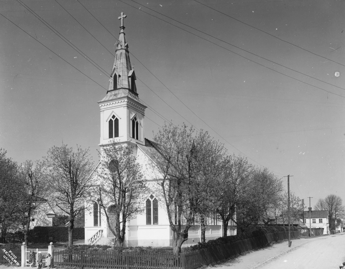 Strömsbro kyrka en av de äldsta småkyrkorna i Sverige.  Planer på en kyrka fanns, men det kom att bli ett församlingshem, invigdes 1896, ett av Sveriges första. I kyrkans sakristia finns en ettöring som Kihlgren ha fått av en ämbetsbroder som grundplåt till bygget. I april 1898 sände 64 strömsbrobor in en skrivelse till kyrkorådet, där de anhöll om en egen gudstjänstlokal i "Gefle stads sjette kvarter Strömsbro". Stadsarkitekten Erik Alfred Hedin utförde ritningar. Grundstenen lades i maj 1899 och på julafton samma år kunde kyrkoherde Nils Lövgren inviga "Strömsbro kapell". Byggnaden var uppförd i liggande timmer och utvändigt reveterad av vit avfärgning.