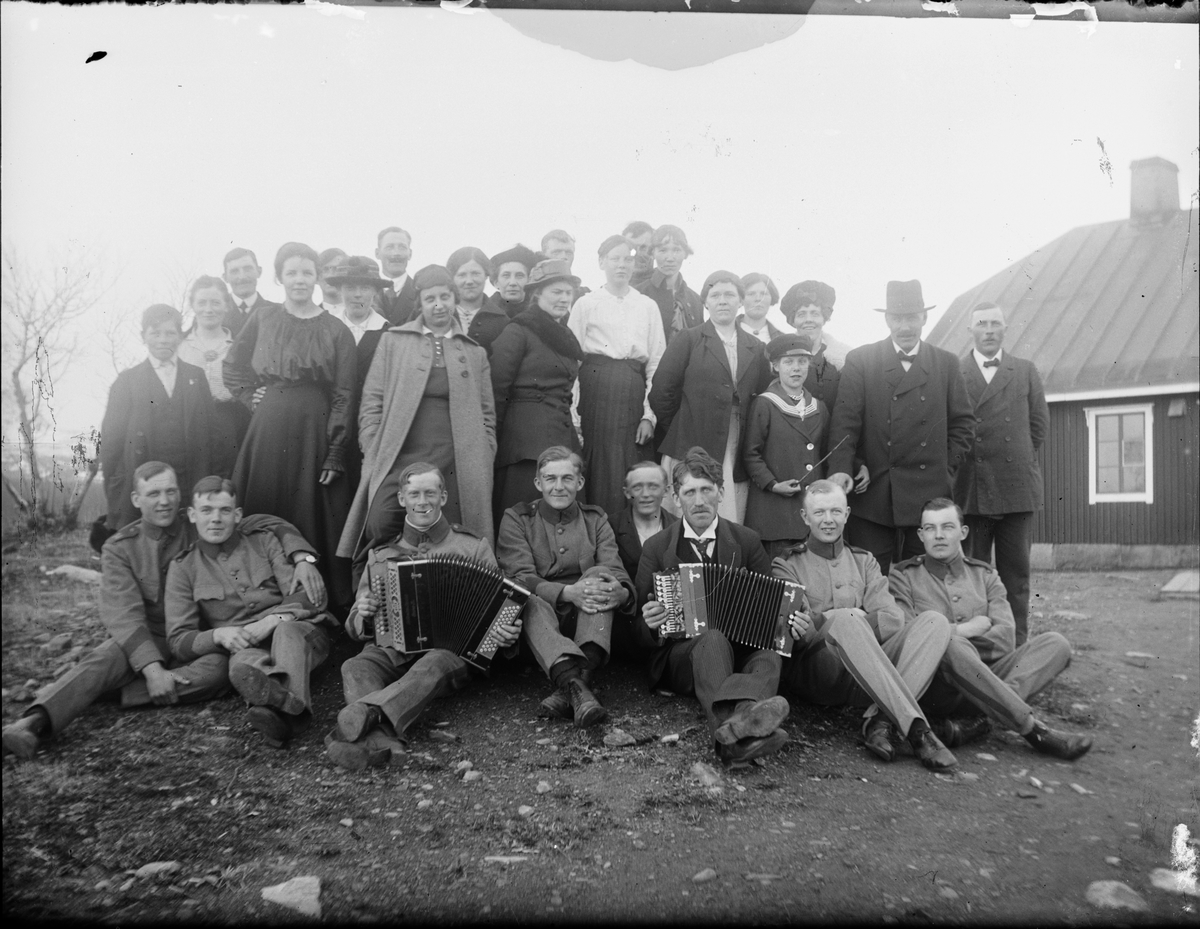 Män i uniform med dragspel, Östhammar, Uppland