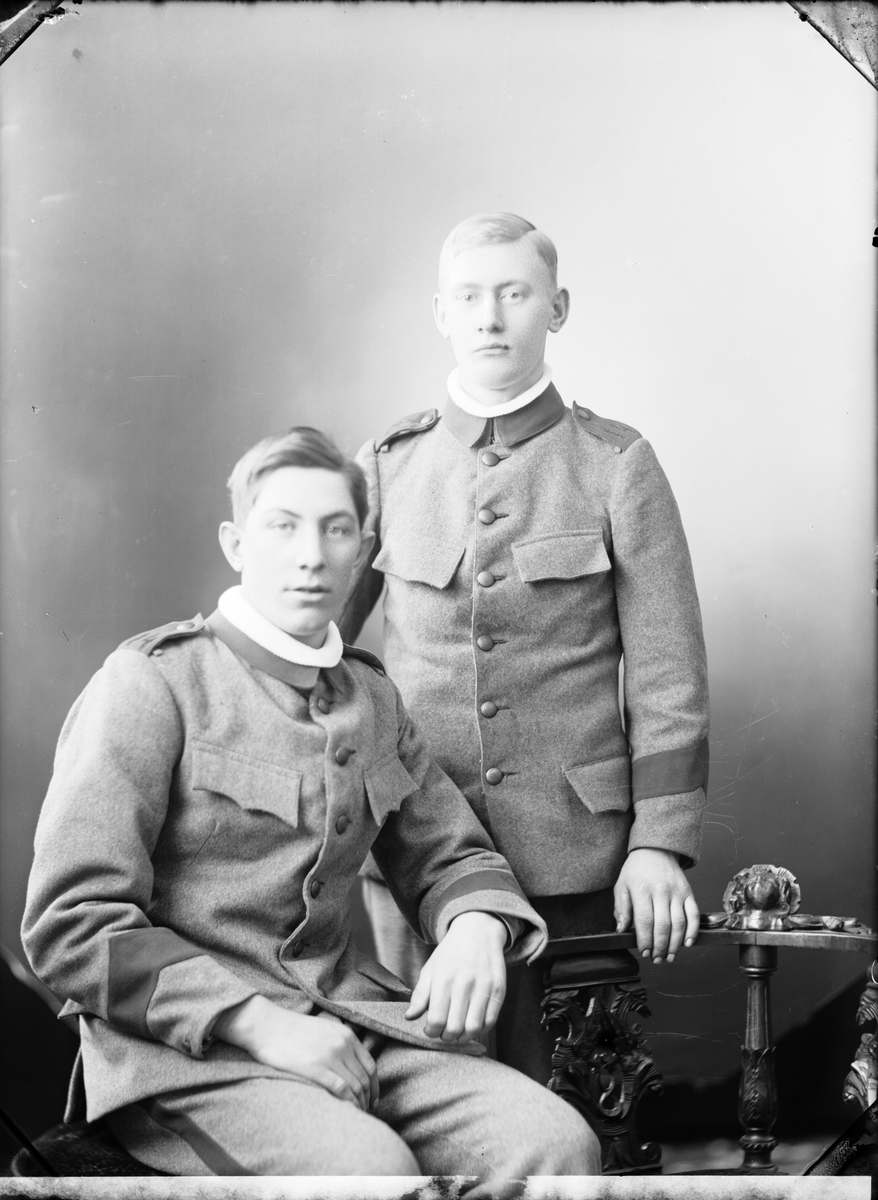 Nord Erik, två unga män klädda i militäruniformer.