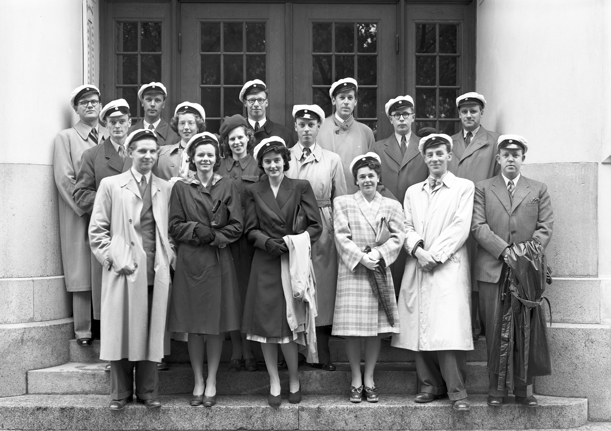 Studentjubileum, 1 juni 1946.  Studenter år 1936. Fotografiet är taget på Högre Allmänna Läroverketstrappa.