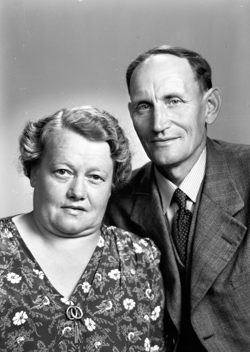 Herr och fru Olof Svärd, Råhällan. 2 augusti 1945. Sändes till Lörstrand.