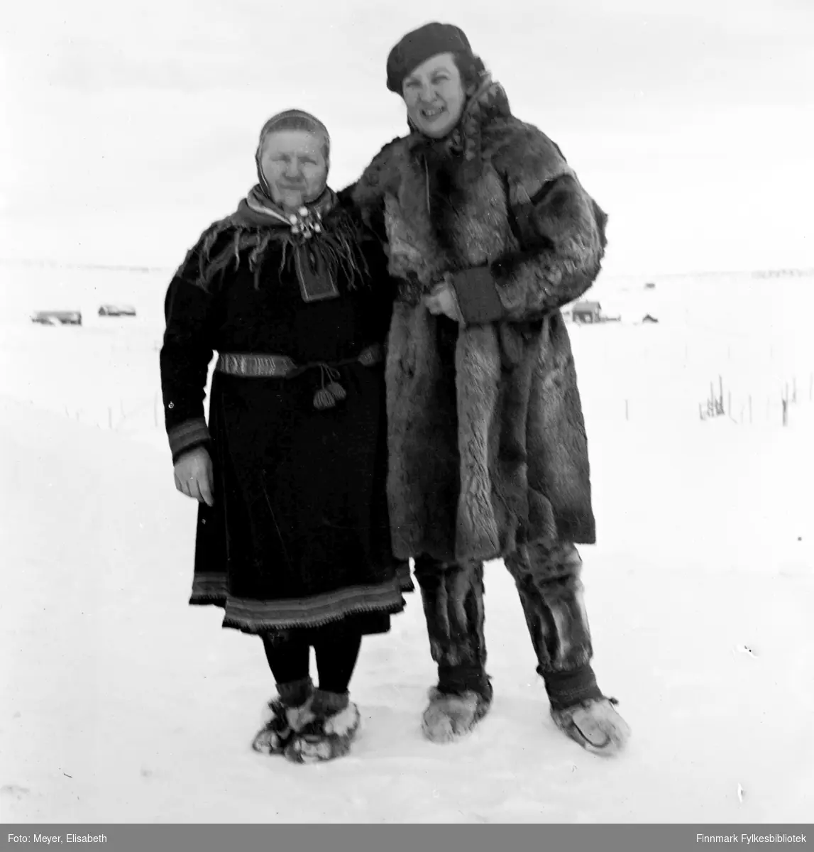Berit Nilsdatter Hætta fotografert sammen med Elisabeth Meyer i Kautokeino i 1939-1940.